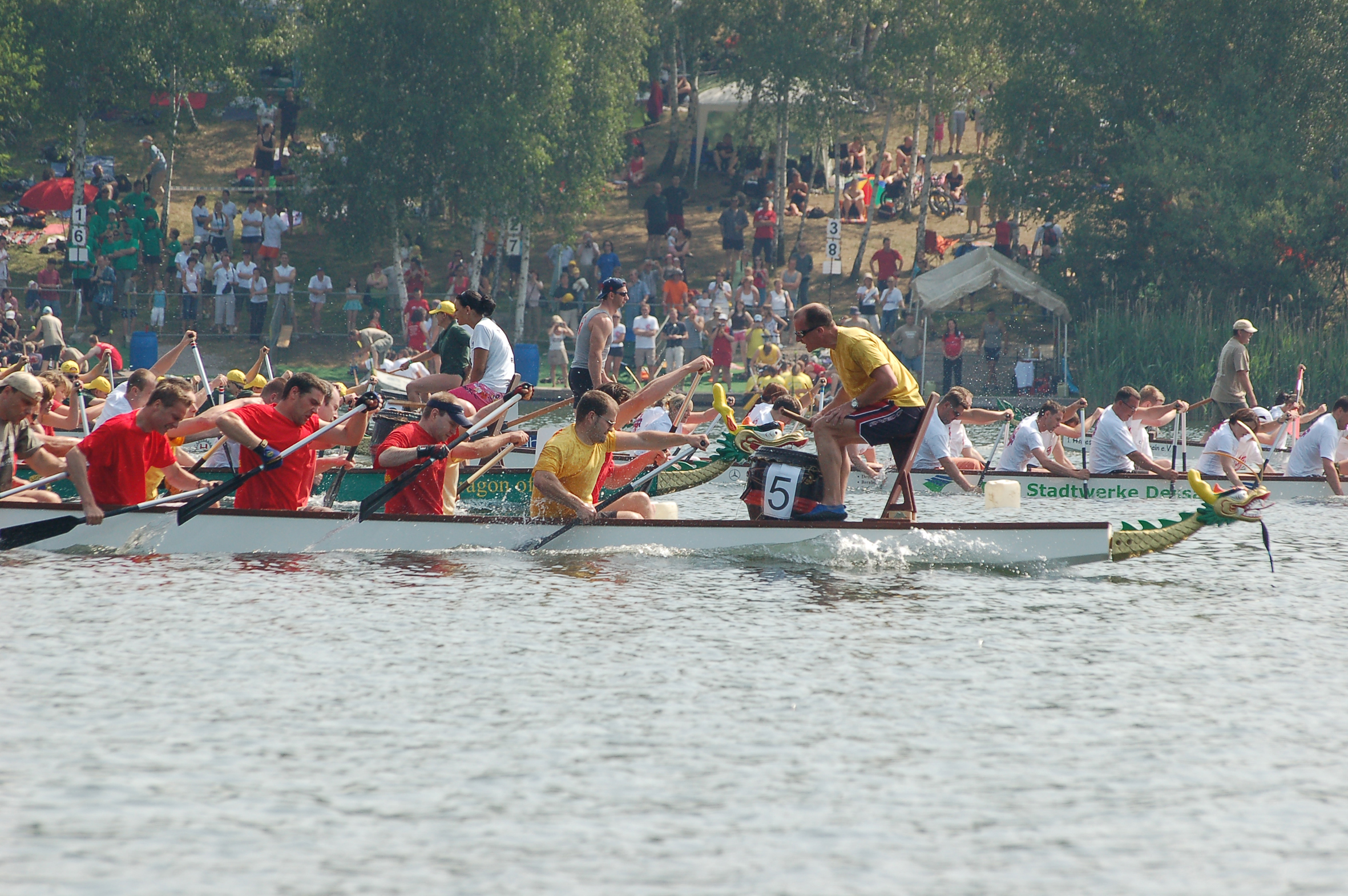 Drachenboote beim Rennen auf dem Wasser