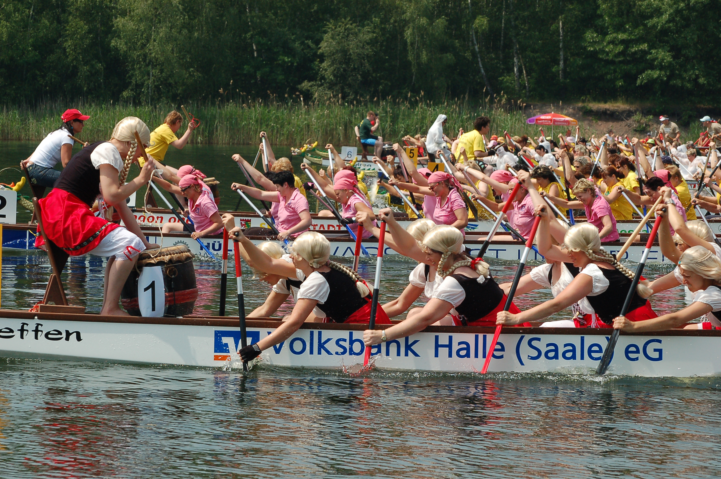 Drachenboote auf dem Wasser